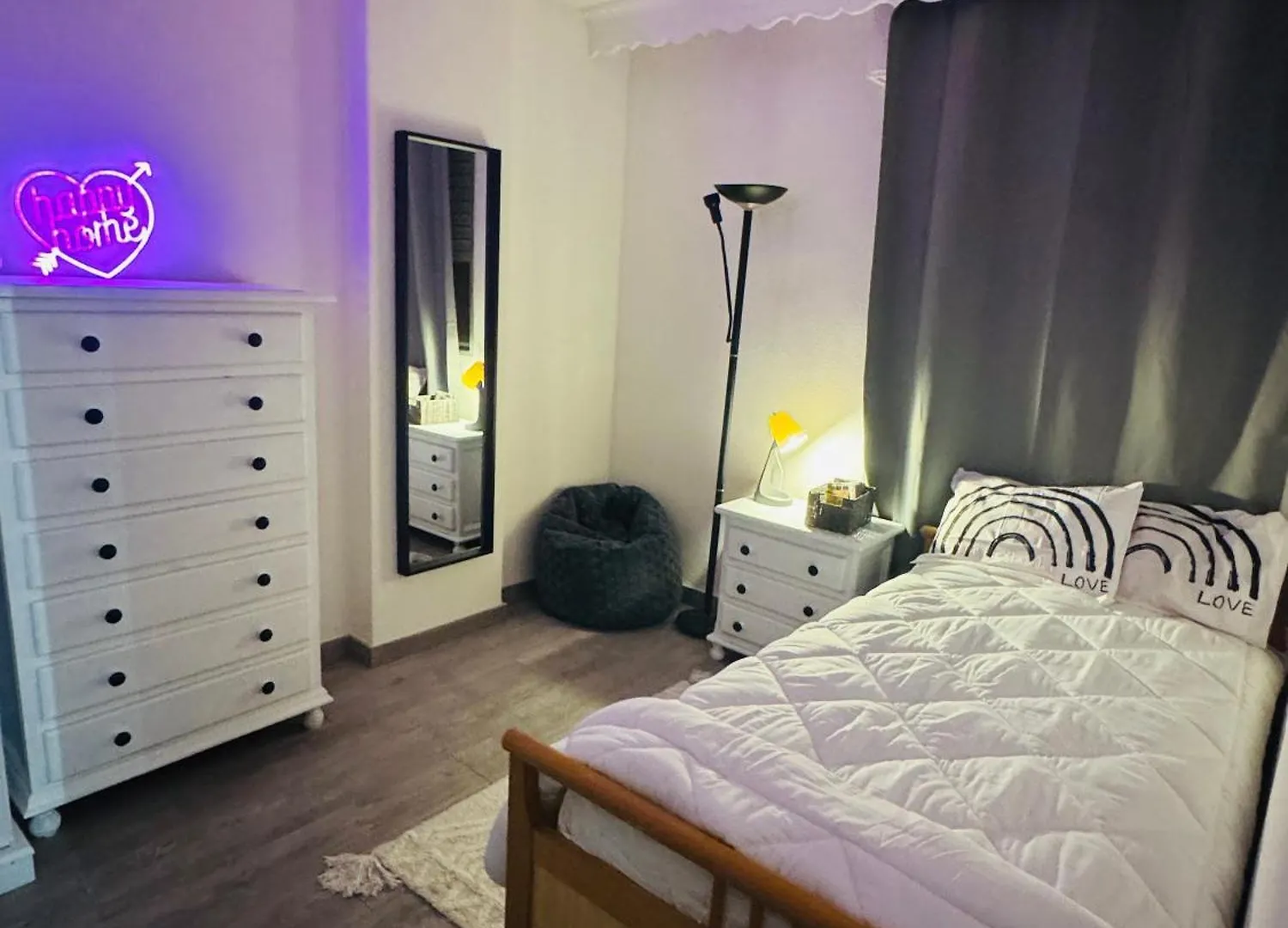 Cozy Private Room Near Beach - Females Only Málaga